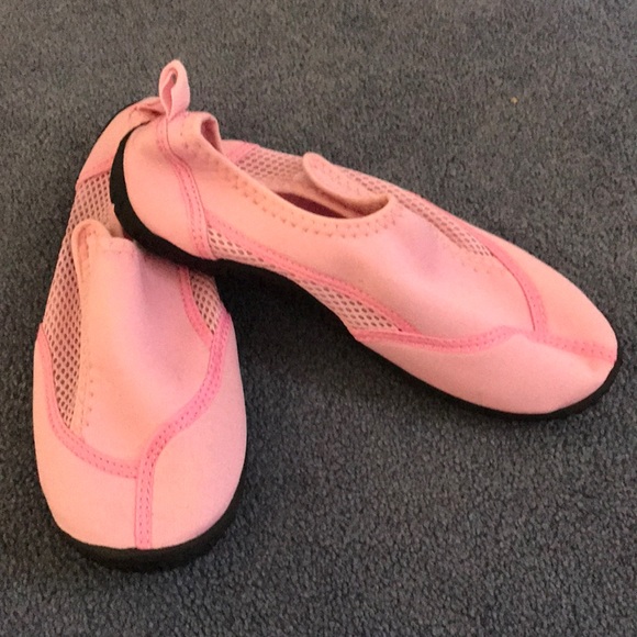 Shoes - NWOT Water Shoes (7-8)